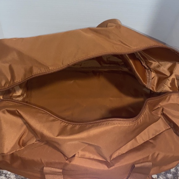 Tan DSW travel bag with small accessory bag - Picture 3 of 4